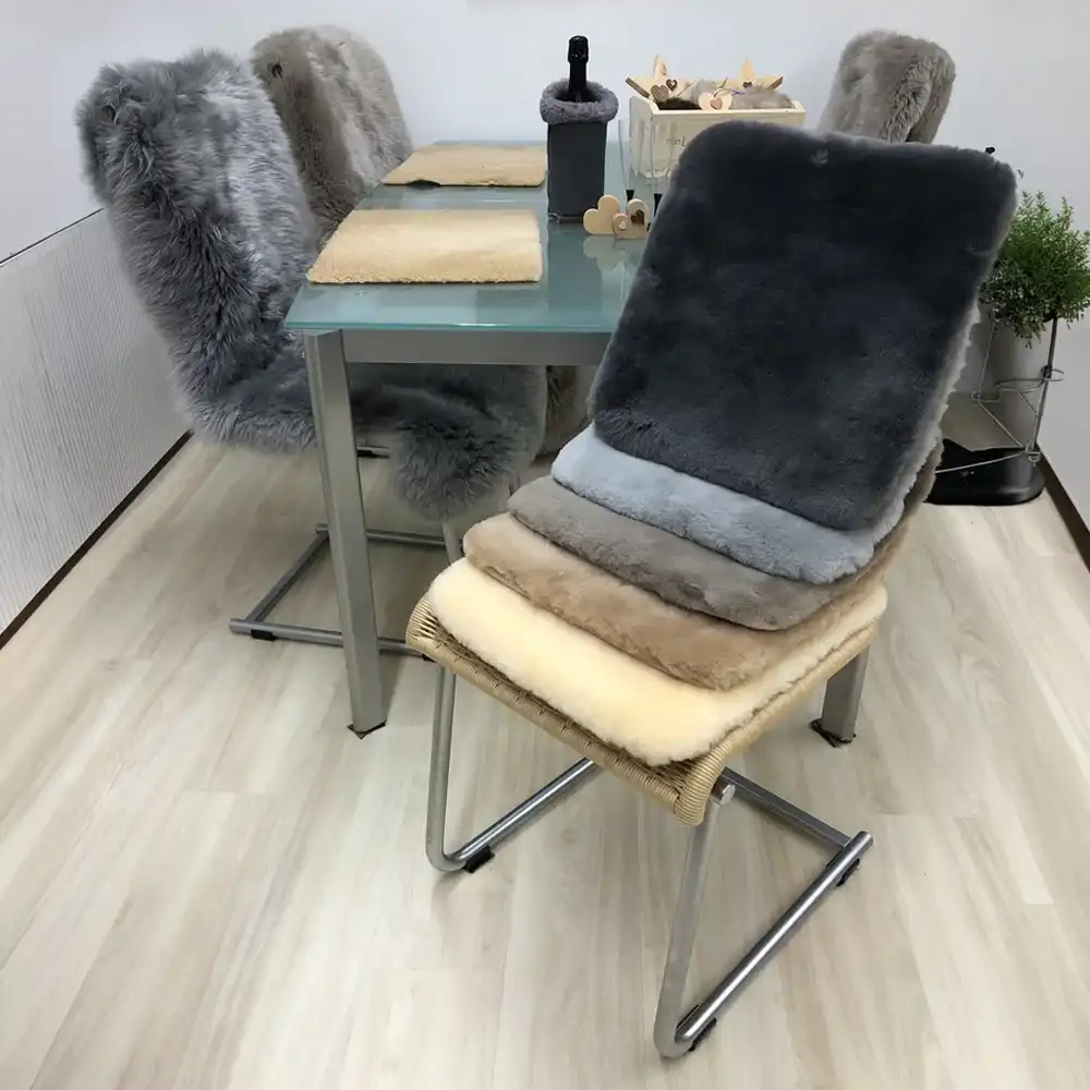 Quadratische Sitzauflage aus Merino Lammfell