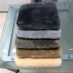 Quadratische Sitzauflage aus Merino Lammfell