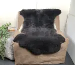 Schaffell als Sitzauflage dunkelgrau weiss – Bild 3