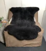 Schaffell als Sitzauflage dunkelgrau weiss – Bild 2