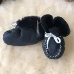 Handgefertigte Babyschuhe aus Lammfell