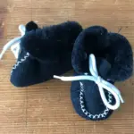 Handgefertigte Babyschuhe aus Lammfell