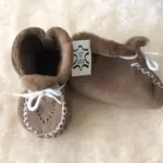 Handgefertigte Babyschuhe aus Lammfell