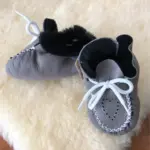 Handgefertigte Babyschuhe aus Lammfell