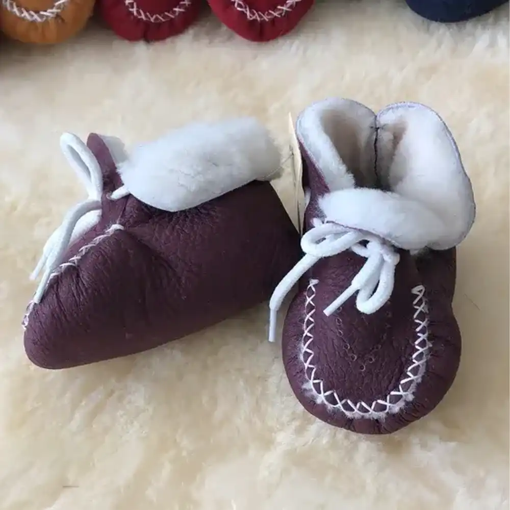 Handgefertigte Babyschuhe aus Lammfell
