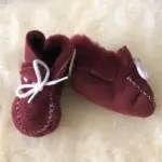 Handgefertigte Babyschuhe aus Lammfell