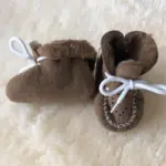 Handgefertigte Babyschuhe aus Lammfell