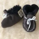 Handgefertigte Babyschuhe aus Lammfell