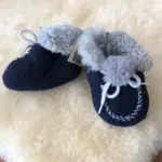 Handgefertigte Babyschuhe aus Lammfell