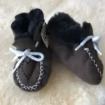 Handgefertigte Babyschuhe aus Lammfell