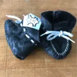 Handgefertigte Babyschuhe aus Lammfell