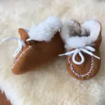 Handgefertigte Babyschuhe aus Lammfell