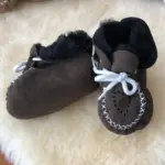 Handgefertigte Babyschuhe aus Lammfell