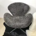 Swan Chair mit Lammfell