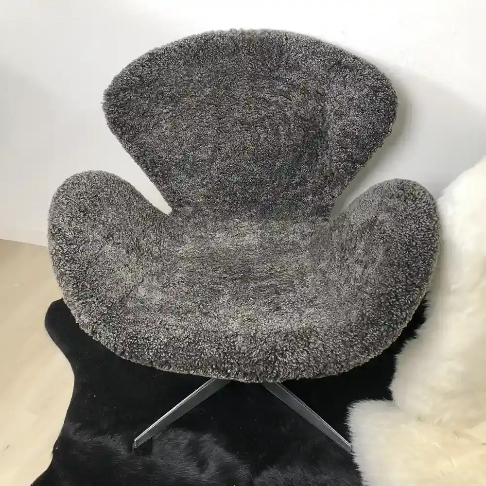 Swan-Chair-mit-Lammfell-01 Swan Chair mit Lammfell