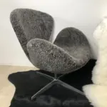 Swan Chair mit Lammfell