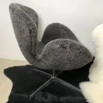Swan Chair mit Lammfell