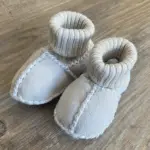 Babyschuhe aus Lammfell mit Strickbündchen