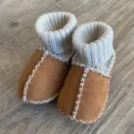 Babyschuhe aus Lammfell mit Strickbündchen
